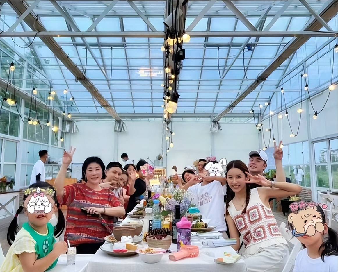 带着家人去摘菜,不再做“二传手”,对张大爱。太甜蜜了。