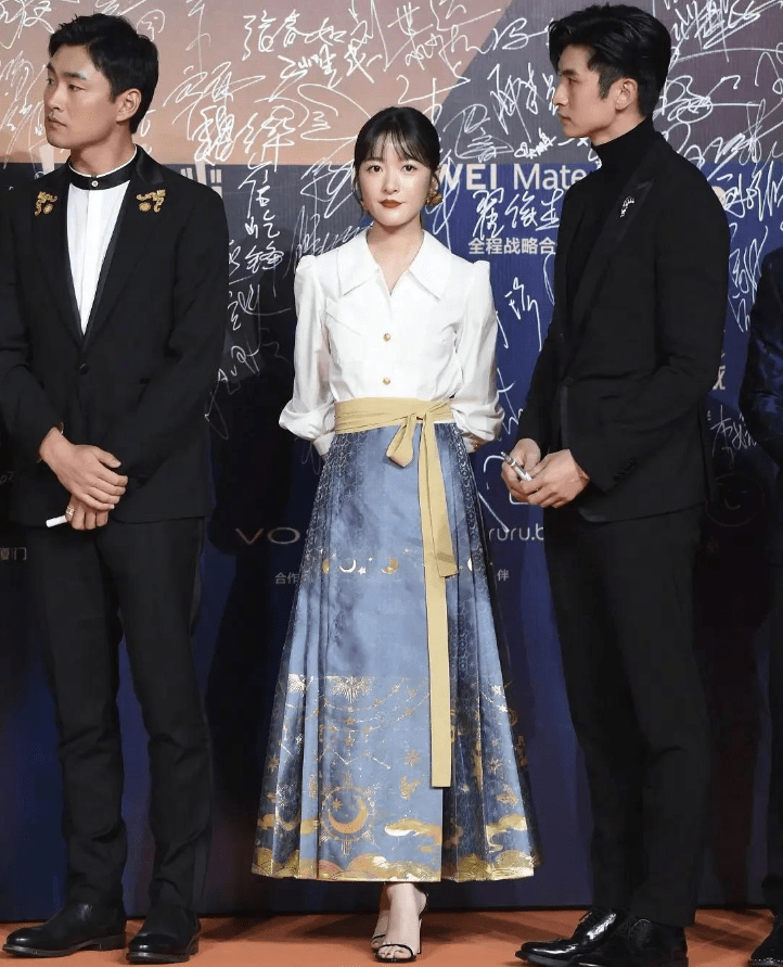 还记得《长江七号》的Dee吗?她曾经和张雨绮不相上下,但后来她得了肿瘤。