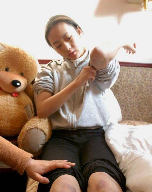 张国立儿子暴打(张国立儿子当街暴打女友)