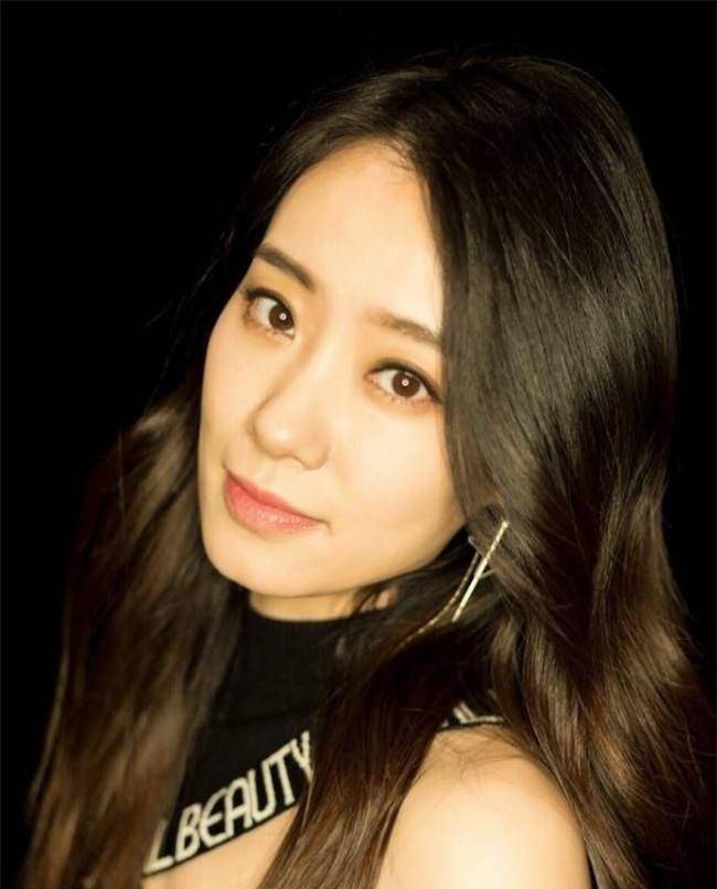 杨幂的同学贾玲是她的贵友。当道路堵塞时,她学会了转弯。