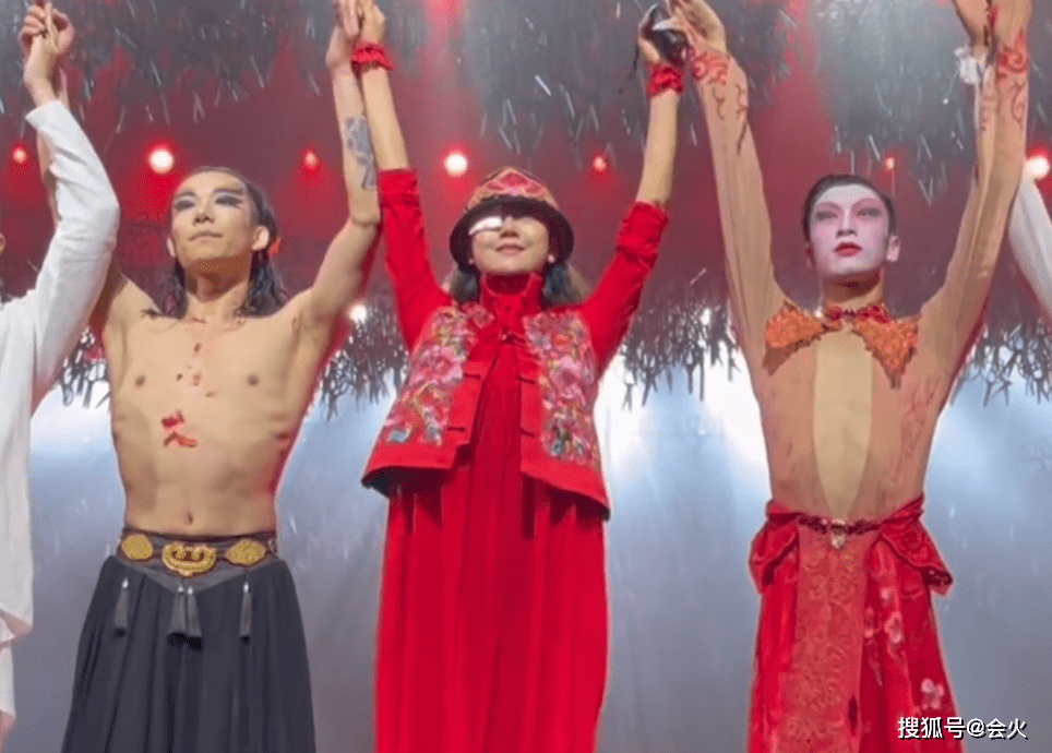 杨丽萍多处骨折(杨丽萍受伤了吗)