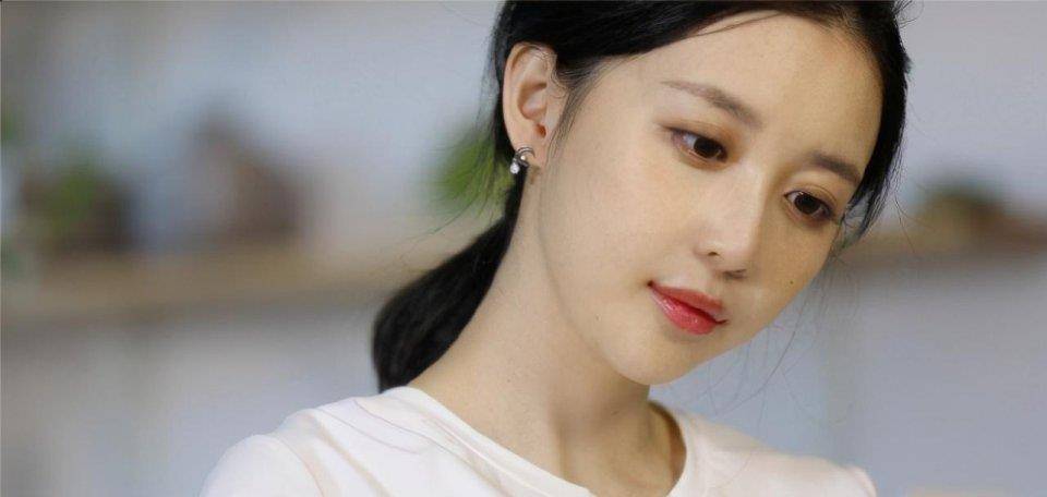 潘玮柏的妻子2022年自拍,告别了比剪刀的过去,风格变得时尚稳重。