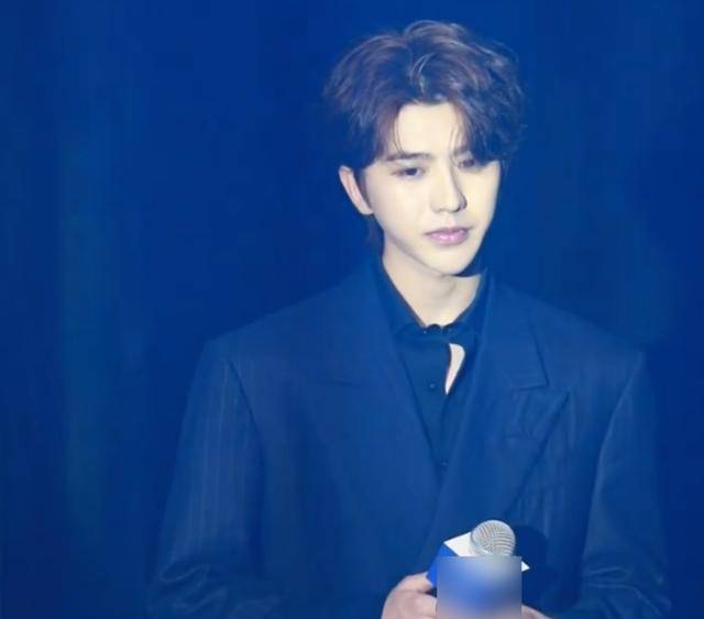 髡残的真实颜值如何在一次活动上被偷拍时一眼看出,下巴太尖不美观?