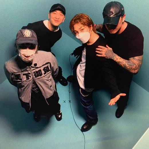 赠品满了！BIGBANG孙在J-HOPE个人专辑发布会上合影。