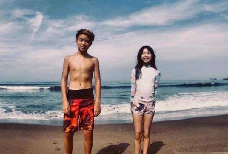 曹格的“丑萌”女儿已经长大了。我被她长腿的近照惊呆了。你确定她只有十岁吗?