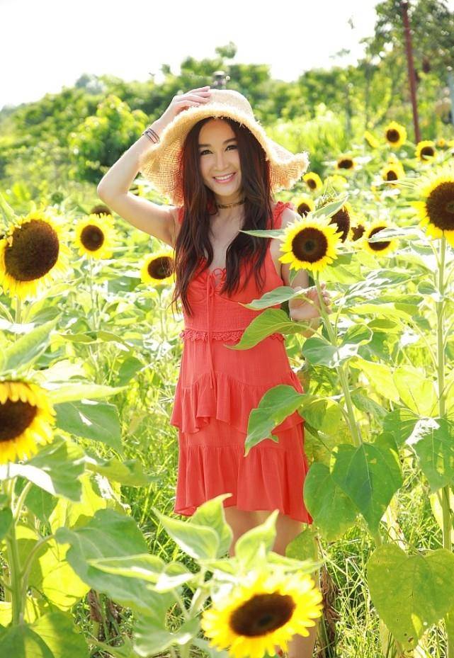 53岁时，温碧霞深刻地解释了“一个女人决不能老”。