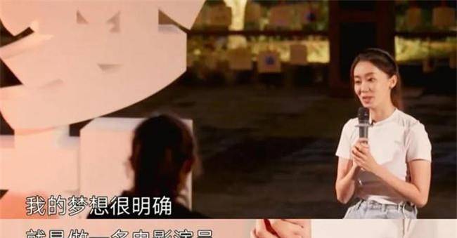 杨幂的同学贾玲是她的贵友。当道路堵塞时,她学会了转弯。