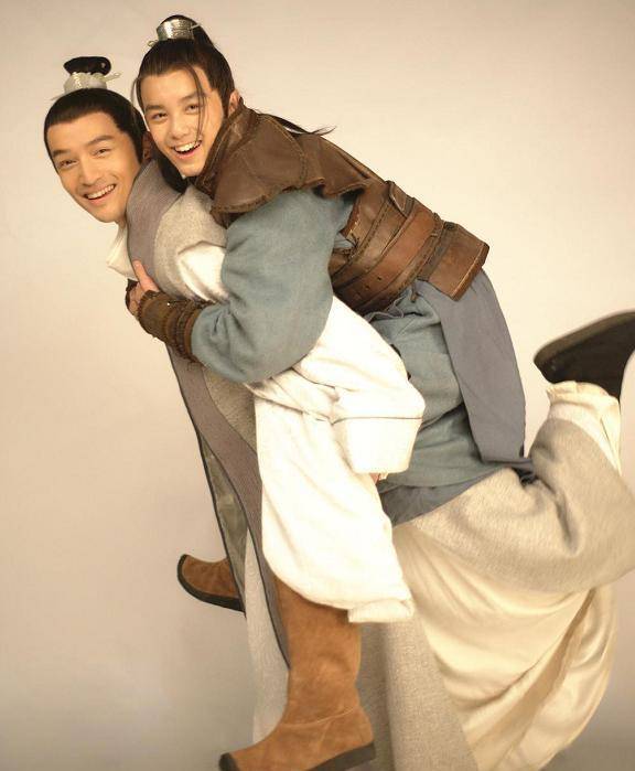 吴磊古装扮相(胡歌吴磊剧照)