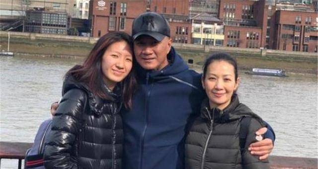 胡军女儿在海边晒美照,19岁的身材堪比超模。网友表示:时尚太猛了。