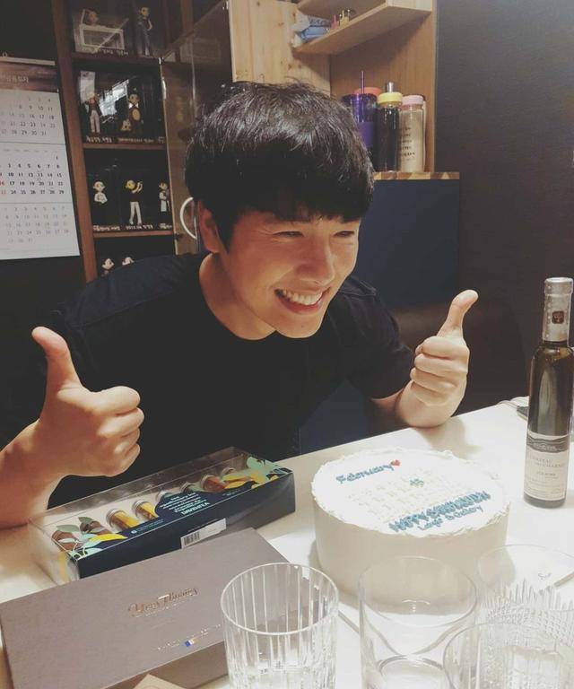 15岁入行演一个缺德少女,脸蛋太艳丽了。40岁时,金素妍的顶楼继续转动着她的眼睛。