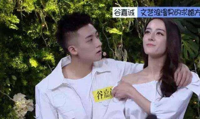 迪丽热巴坐肩膀(主持人不小心踩到热巴裙子)