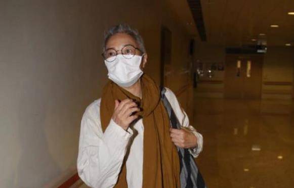 他的妻子透露了廖启智住院期间的情况：他勉强吃一日三餐，发哥曾多次鼓励他。