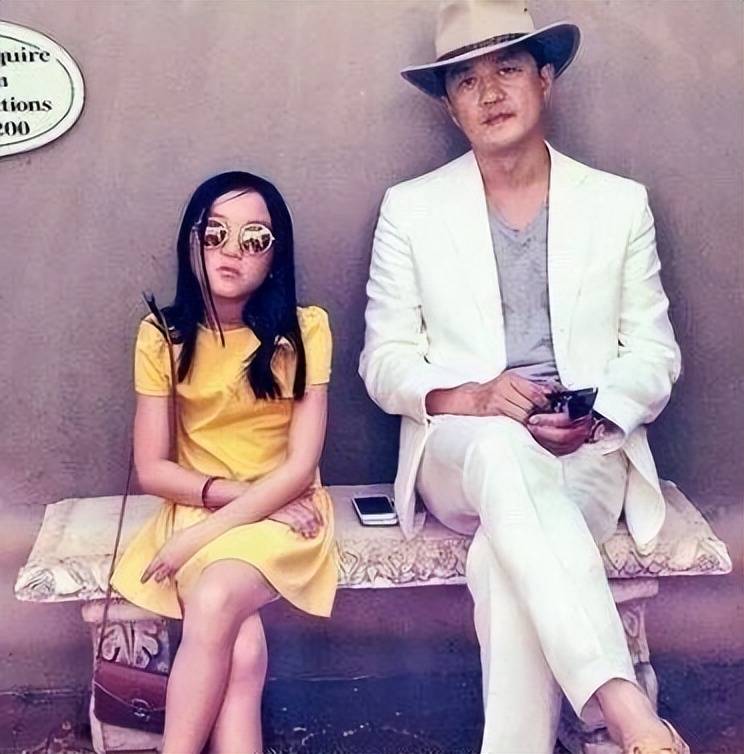 50岁的李姑娘,露出二胎,笑容满脸皱纹,球鞋太接地气。