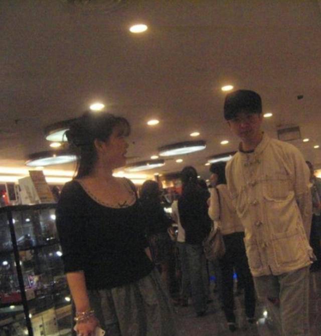 洪津梅53岁的大儿子邓兆尊并不后悔与第三任女友分手,新欢弥补了这一点。