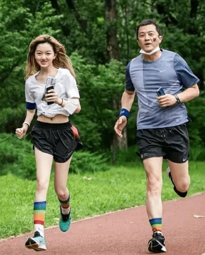 50岁的李姑娘,露出二胎,笑容满脸皱纹,球鞋太接地气。