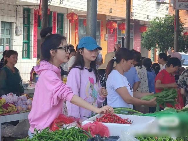 103010成员逛路透社菜市场，尹涛抱菜，安德鲁拎包完美。