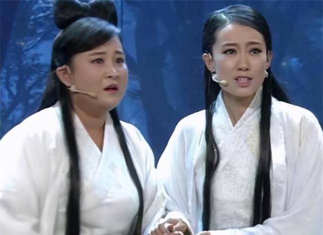 杨幂的同学贾玲是她的贵友。当道路堵塞时,她学会了转弯。