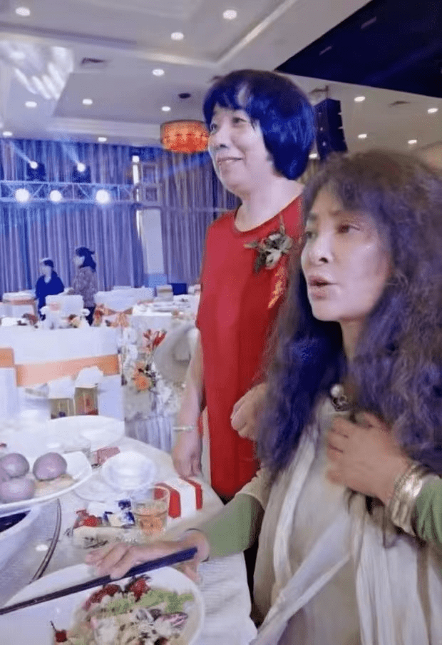 53岁的李勤勤自嘲道,自己好管闲事。他提醒机场人员下雨天要戴帽子,身体状况堪忧。