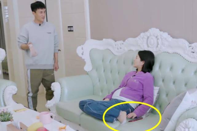 杜淳的老婆忘带相机了。谁注意到她坐在沙发上时手在摸?难怪我老公总是对她不耐烦!