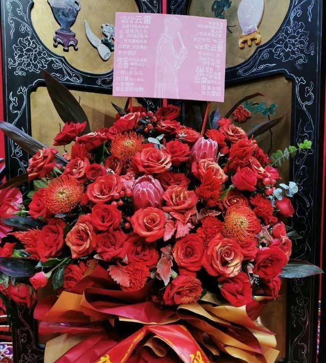 天津德云社庆祝成立一周年,全明星阵容引人注目,张云雷再次登台。