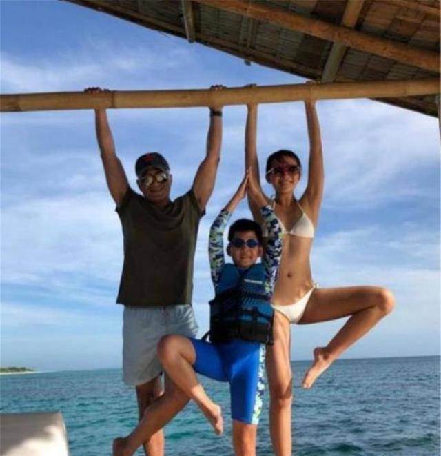 胡军女儿在海边晒美照,19岁的身材堪比超模。网友表示:时尚太猛了。