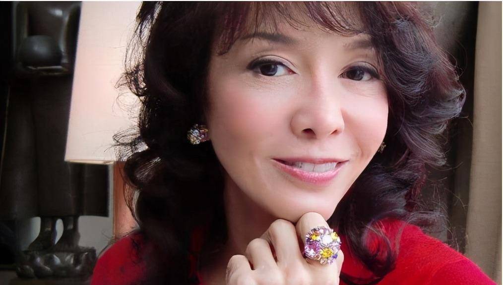 香港演员郑裕玲现在近照(演员郑裕玲现状)