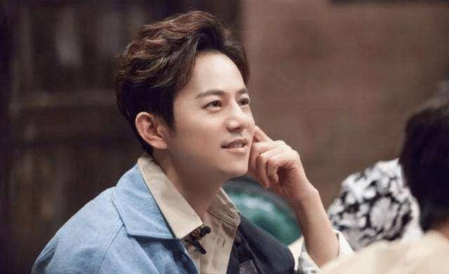 何炅“真人”长什么样?看到台下何炅的真实样子,网友:这是谁的爷爷?