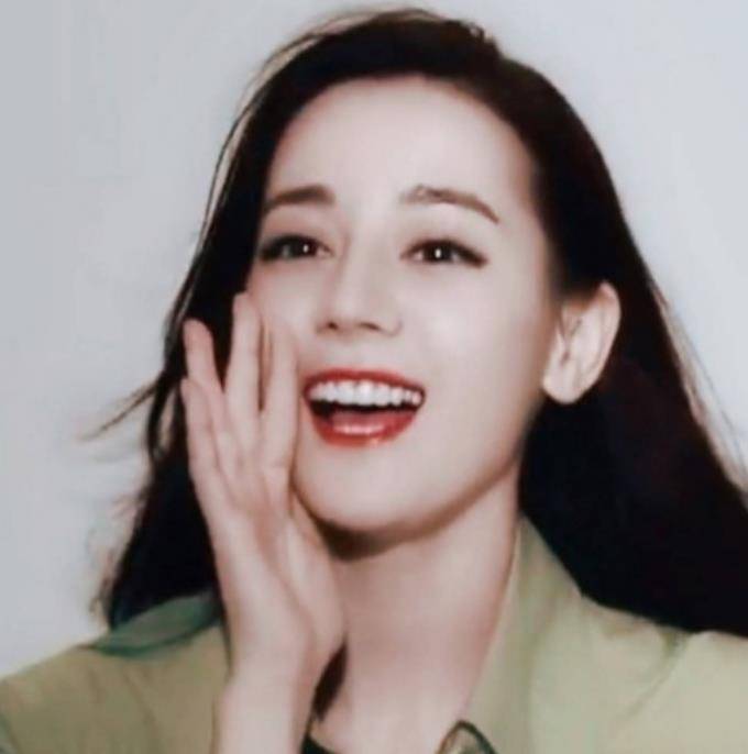 迪丽热巴坐肩膀(主持人不小心踩到热巴裙子)