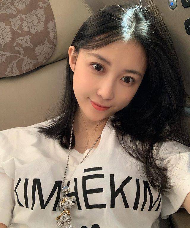 潘玮柏的妻子2022年自拍,告别了比剪刀的过去,风格变得时尚稳重。