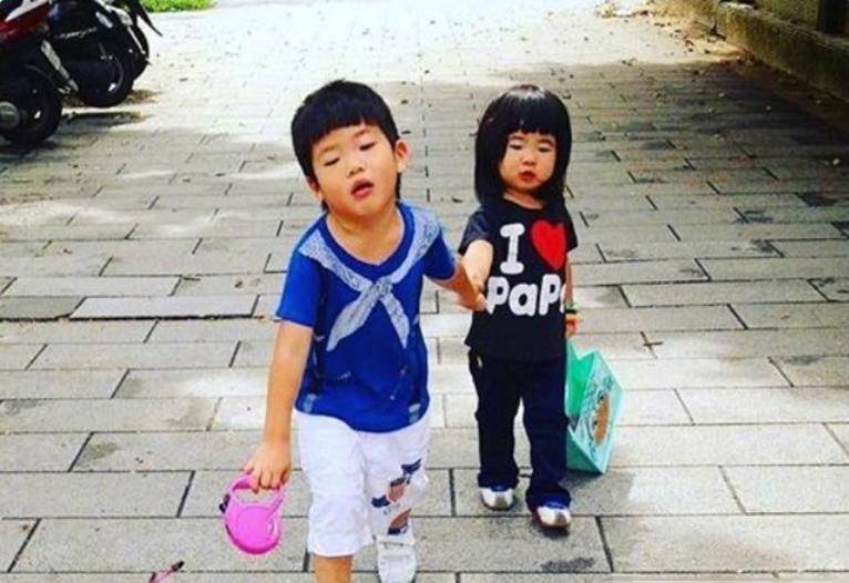 曹格的“丑萌”女儿已经长大了。我被她长腿的近照惊呆了。你确定她只有十岁吗?