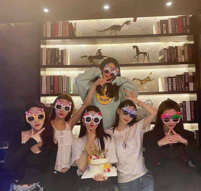 潘玮柏的妻子2022年自拍,告别了比剪刀的过去,风格变得时尚稳重。