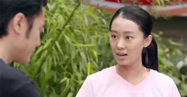 杨幂的同学贾玲是她的贵友。当道路堵塞时,她学会了转弯。