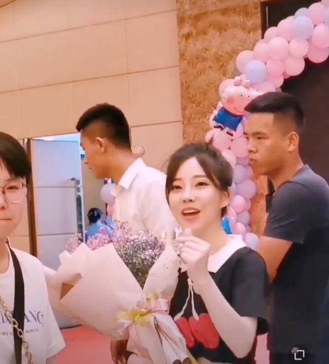 机场偶遇冯提莫(冯提莫素颜机场照图片)