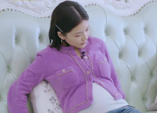 杜淳的老婆忘带相机了。谁注意到她坐在沙发上时手在摸?难怪我老公总是对她不耐烦!