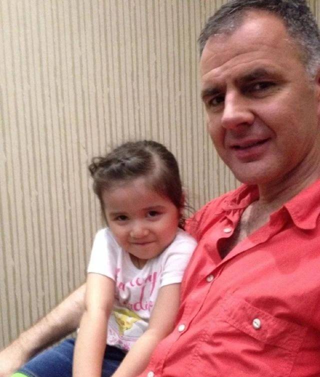 他竭尽全力娶了维纳斯,毫无怨言地养育了三个非亲生的孩子,但夫妻俩的生活依然幸福。