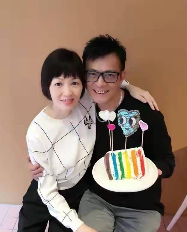 黄日华谈起他死去的妻子很感动,愿意用20元钱换他妻子的命。在她去世之前,她的妻子说她不想去王思佳。