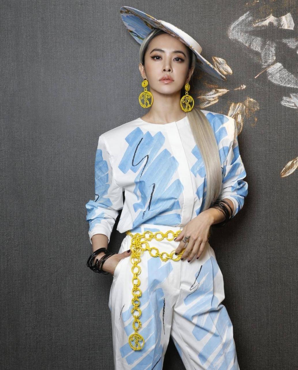 蔡依林的衣服，白色t恤配卡其布短裤，简单清爽，高又少女。