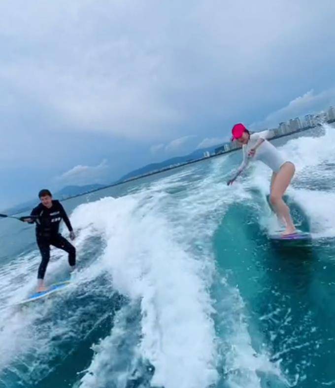 一群香港明星齐聚海南度假！阿娇阿撒乘游艇出海，李冲浪秀美腿。
