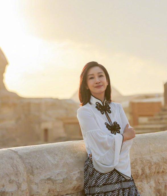 阿曼达的造型太美了,圆领衬衫的丸子头清爽减龄,与女团毫无距离感。