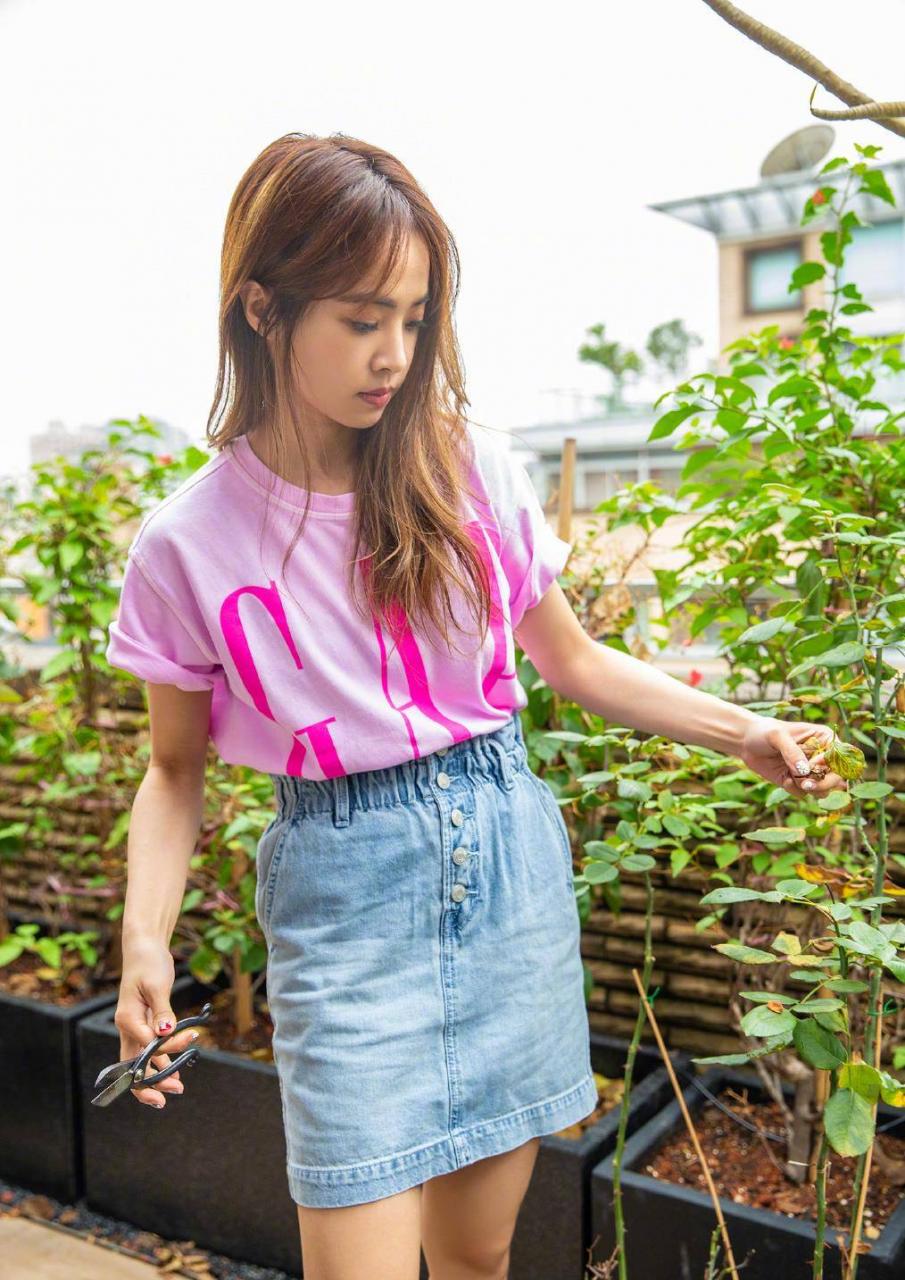 蔡依林的衣服，白色t恤配卡其布短裤，简单清爽，高又少女。