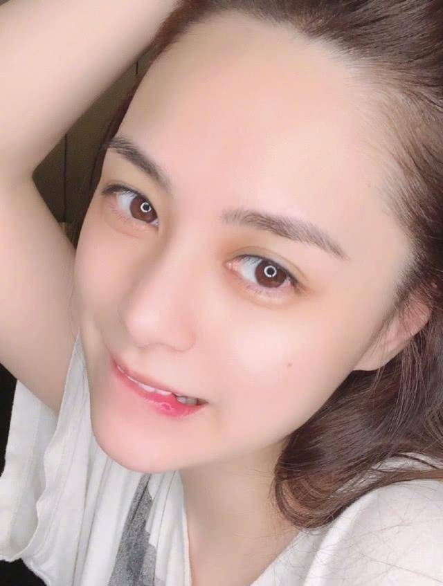 钟欣潼颜值(钟欣潼晒自拍照,每一张都摆出不同的pose,千姿百态太撩人!)