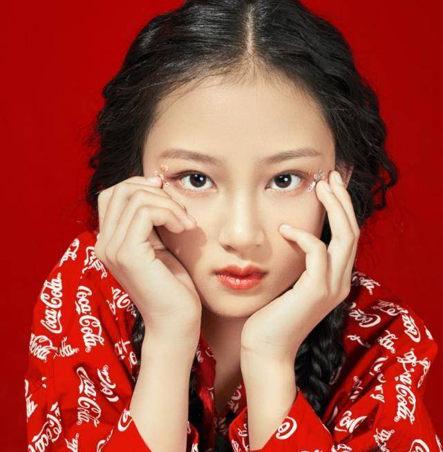 tfboys宠爱里的小女孩(还记得被TFBOYS宠爱的女孩吗,如今变得怎样了呢?)