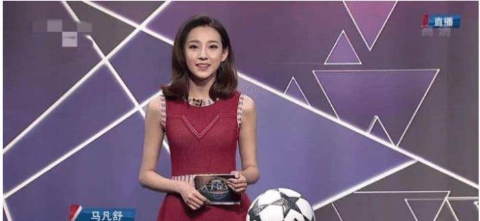 央视美女主持18岁走秀泳裤脱落(央视女主持走秀泳裤滑脱)