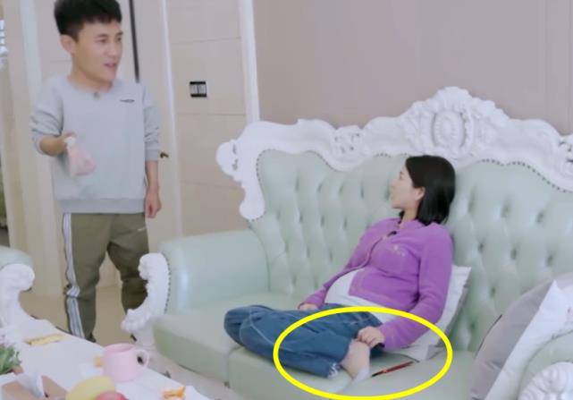 杜淳的老婆忘带相机了。谁注意到她坐在沙发上时手在摸?难怪我老公总是对她不耐烦!