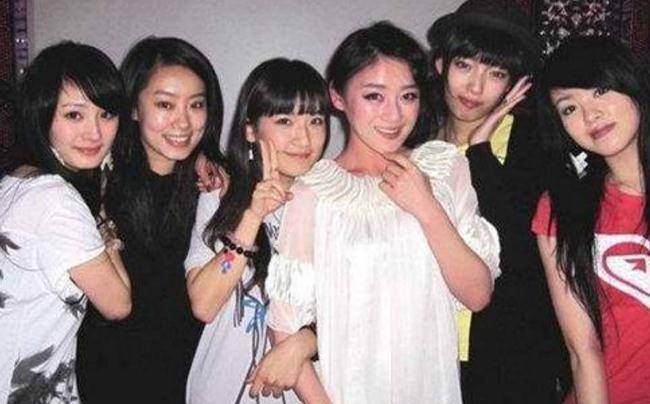 杨幂的同学贾玲是她的贵友。当道路堵塞时,她学会了转弯。