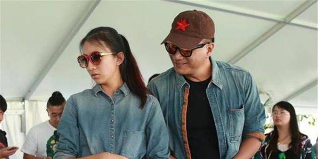 胡军女儿在海边晒美照,19岁的身材堪比超模。网友表示:时尚太猛了。