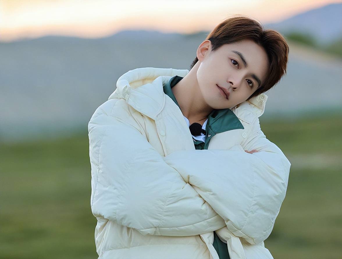 马天宇对着镜子自拍,腿和膝盖黑得像伤疤,疑似录制节目受伤。