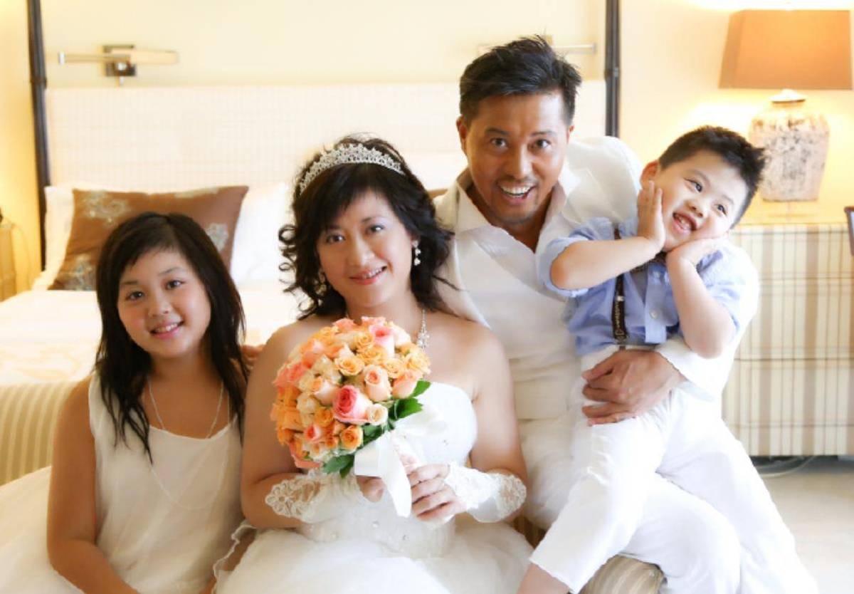 佟瑞心娶了生病发胖的夏青,夏青冒险为他生下一双儿女。现在他很快乐。