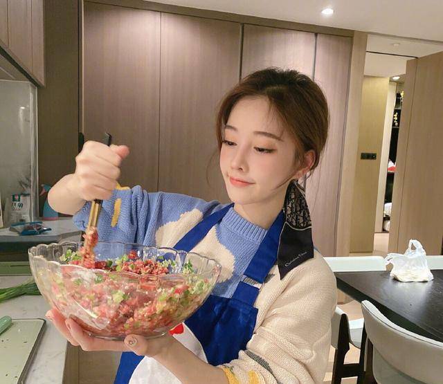 机场偶遇冯提莫(冯提莫素颜机场照图片)