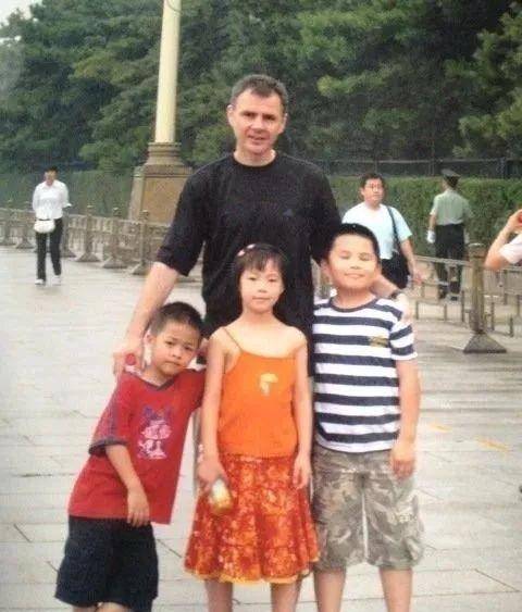 他竭尽全力娶了维纳斯,毫无怨言地养育了三个非亲生的孩子,但夫妻俩的生活依然幸福。